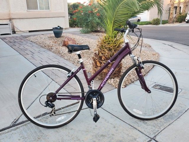 SCHWINN THIRD AVENUE 21 SPEED 700C HYBRID/ COMFORT BIKE- EXCELLENT CONDITION- SHIMANO EQUIPPED