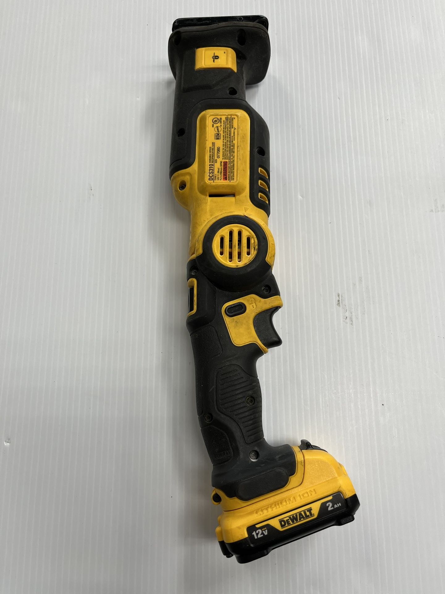 DEWALT DCS310 RECIPROCATING SAW IN GOOD WORKING CONDITION WITH BATTERY
