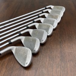 18 golf clubs + 8 headcovers + bag 