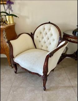 BEAUTIFUL VINTAGE FRENCH STYLE CHAIR
