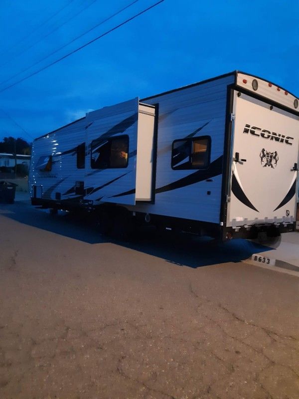 2017 Iconic 2714sf  Toy hauler 