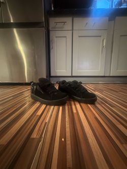 Black shoes size 4