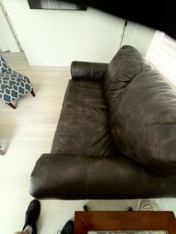 Living room couch & chairs and table