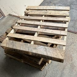 Free pallets Fort Lee / Greg Adams Base