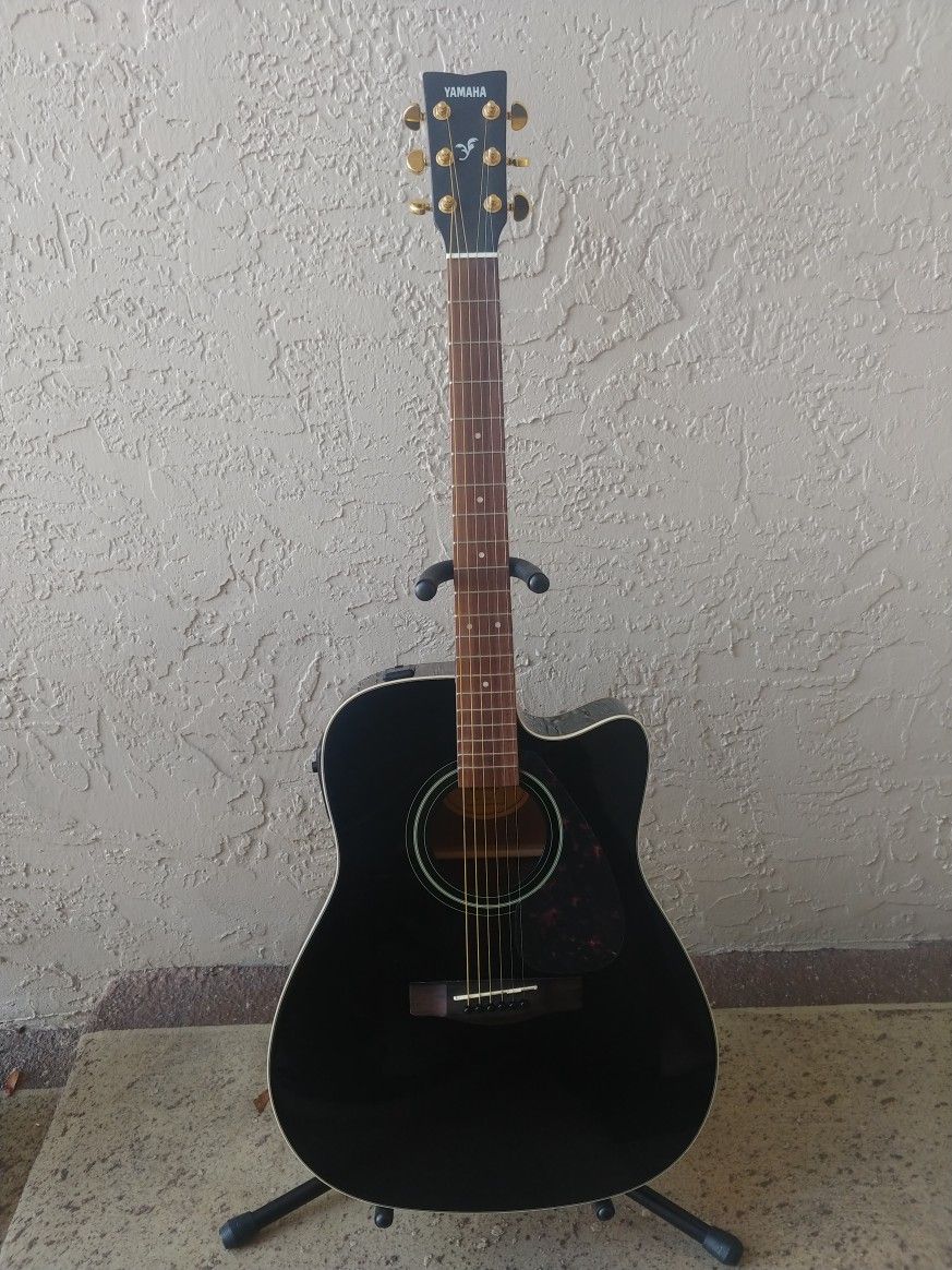 Yamaha FX335C Acoustic Electric Guitar Like New !!