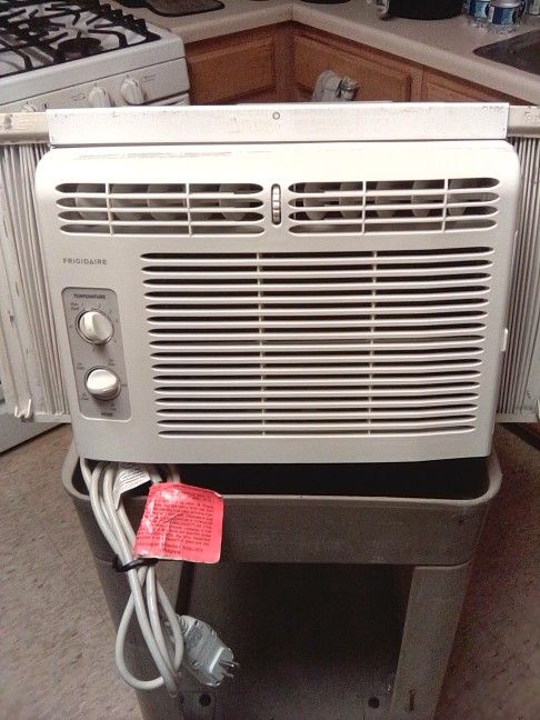 Frigidaire Air Conditioner/ 5000 BTU