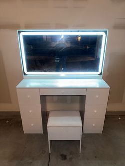 Makeup vanity