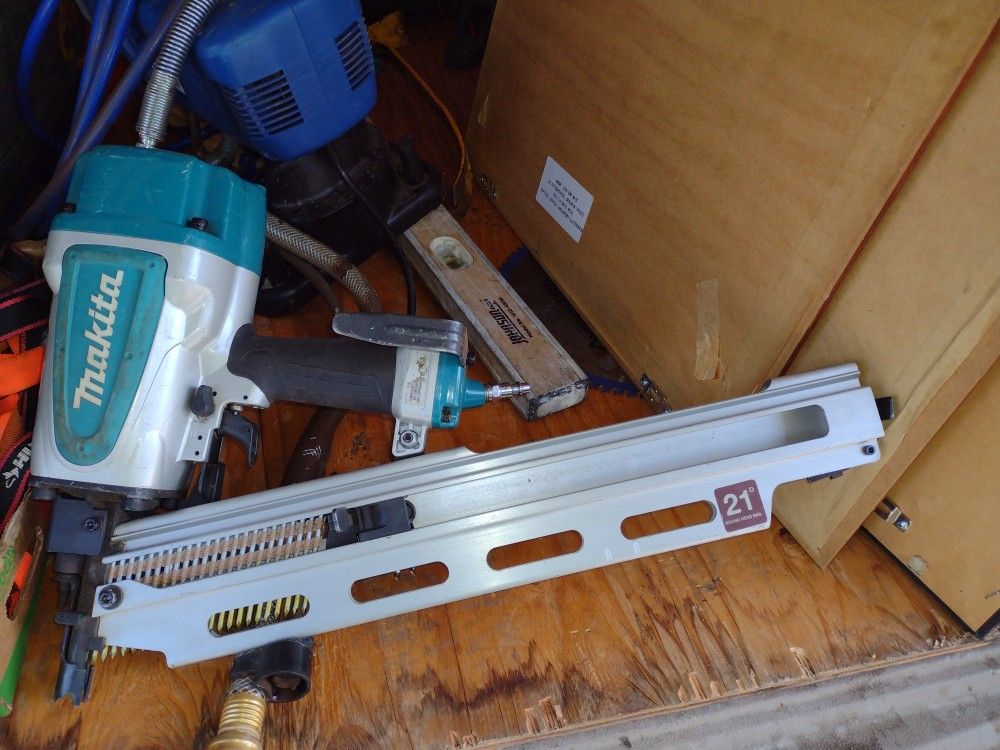 Makita Nail Gun 16 And 8 Penny Like Brand New