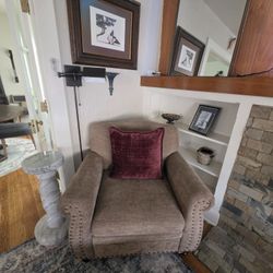 BROWN ARM CHAIR (LIKE NEW)