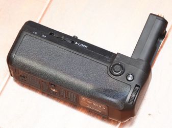 Neewer battery grip for Nikon z611/ z711
