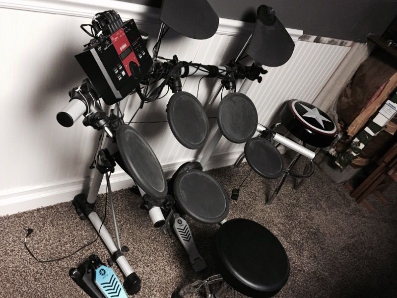 Yamaha DTXplorer Electronic Drum Set W/Ampeg BA-110 Bass amp