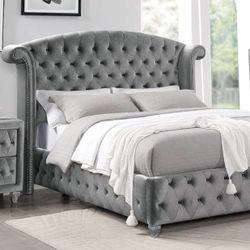 GLAM GRAY SILVER VELVET WINGBACK TUFTED NAILHEAD ACCENTS QUEEN SIZE BED FRAME - CAMA