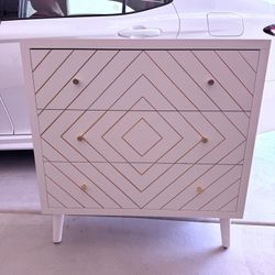 It’s a beautiful Dresser night stand  3 drawer  White and golden finish 