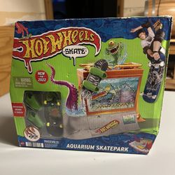 Brand New Hot Wheels Aquarium Skatepark 