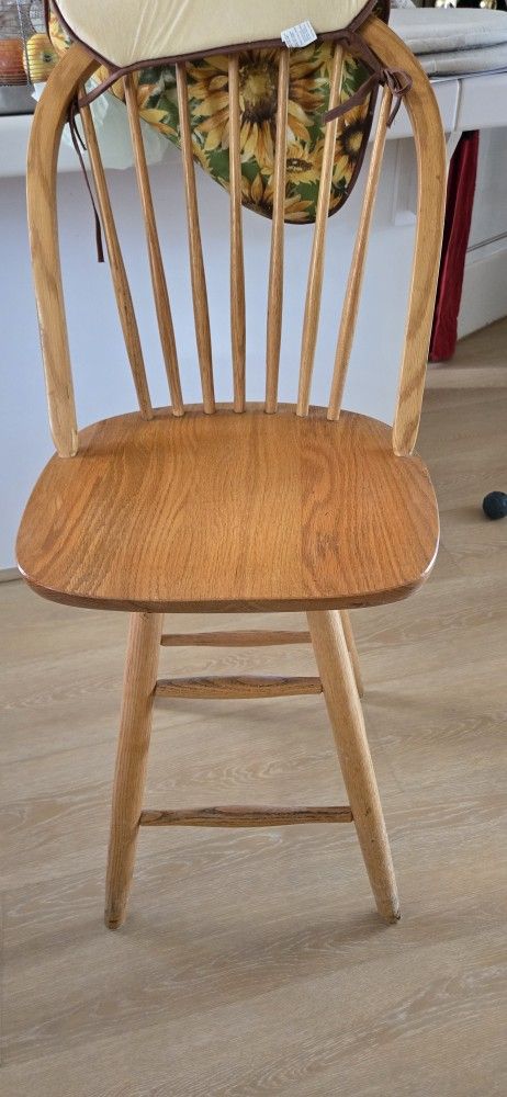 Windsor Swivel Barstool Chair - Beautiful, Like New.
