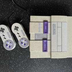 Super Nintendo Bundle 2 Controllers, 13 Games
