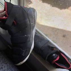 Lebron Soldier 11 Bred Basketball Shoes
