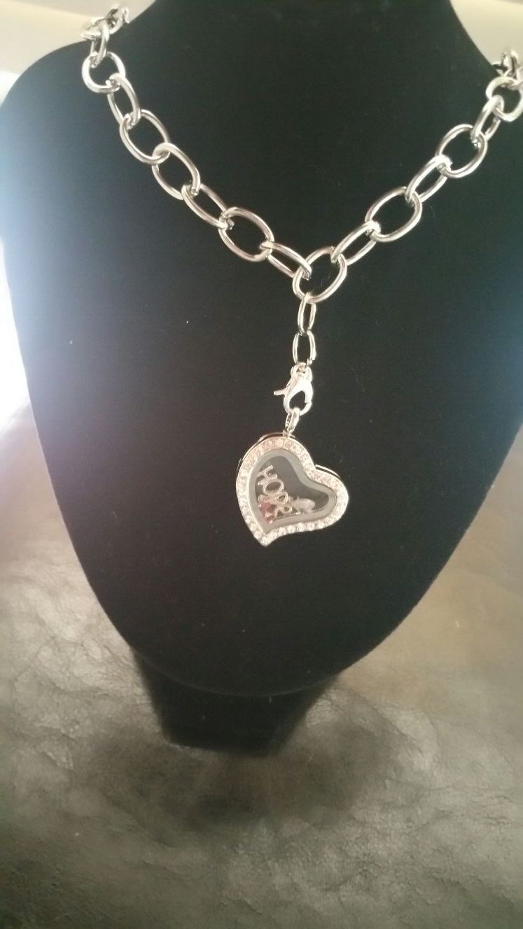 Floating locket