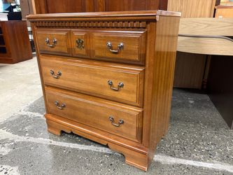 BASSETT Light Brown Traditional Bachelor Chest