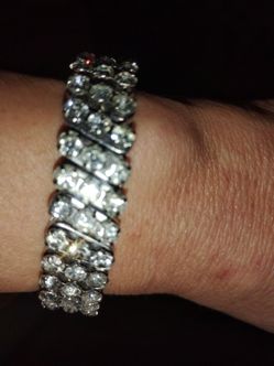 Ladies costume jewelry bracelet