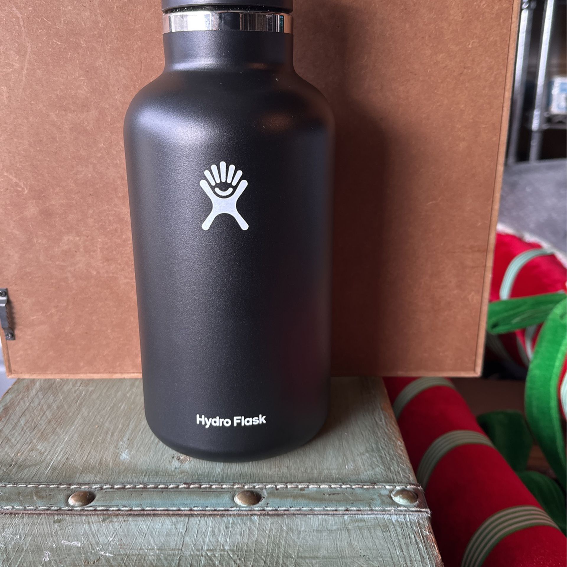 Under Armour 64 Oz Foam Insulated Water Bottle With Fence Hooks And Push  Closed Button for Sale in Los Angeles, CA - OfferUp