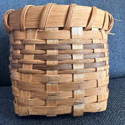 SMALL NICE WEEVE BASKET IN NEAR NEW CONDITION 