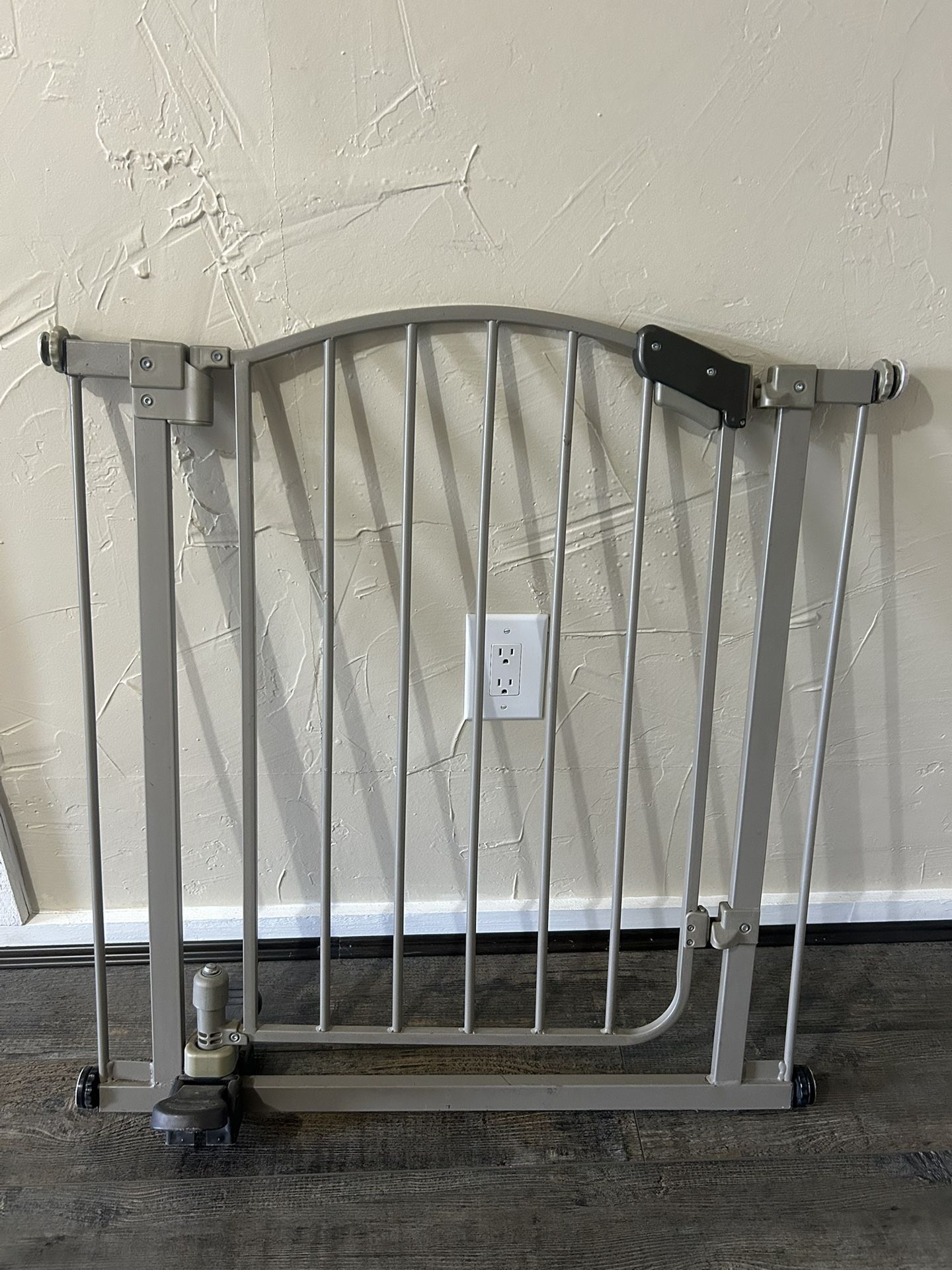 Self Closing Walk Thru Baby Gate For 32” Door Opening 