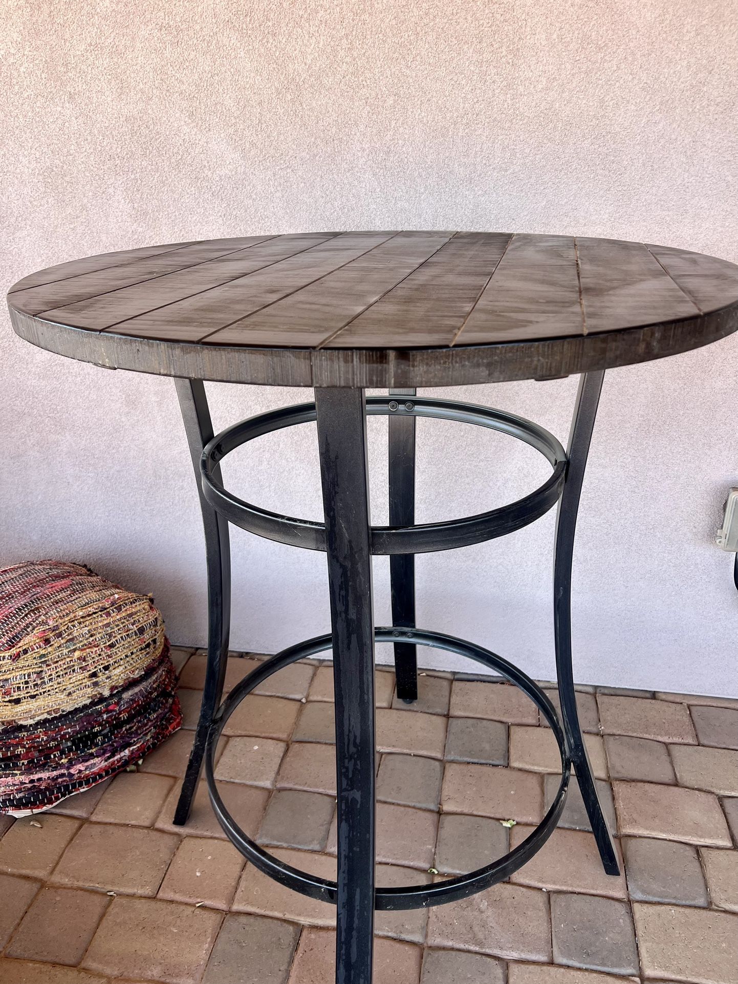 36β Round Pub Table