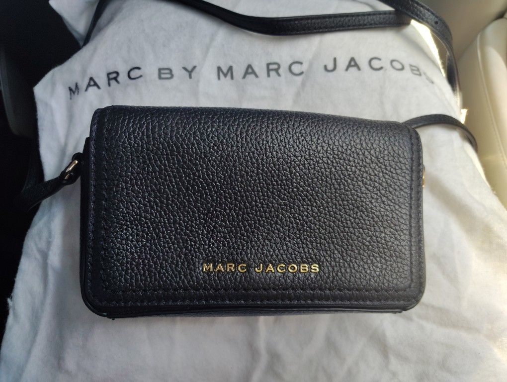 Marc Jacobs Groove Mini Black Women's Shoulder Bag
H107L01FA21, With Gold Hardware, Pebbled Leather