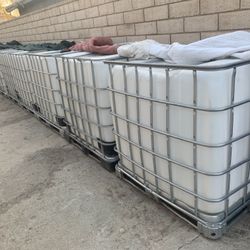 250 Gallon Water Tanks / Totes 