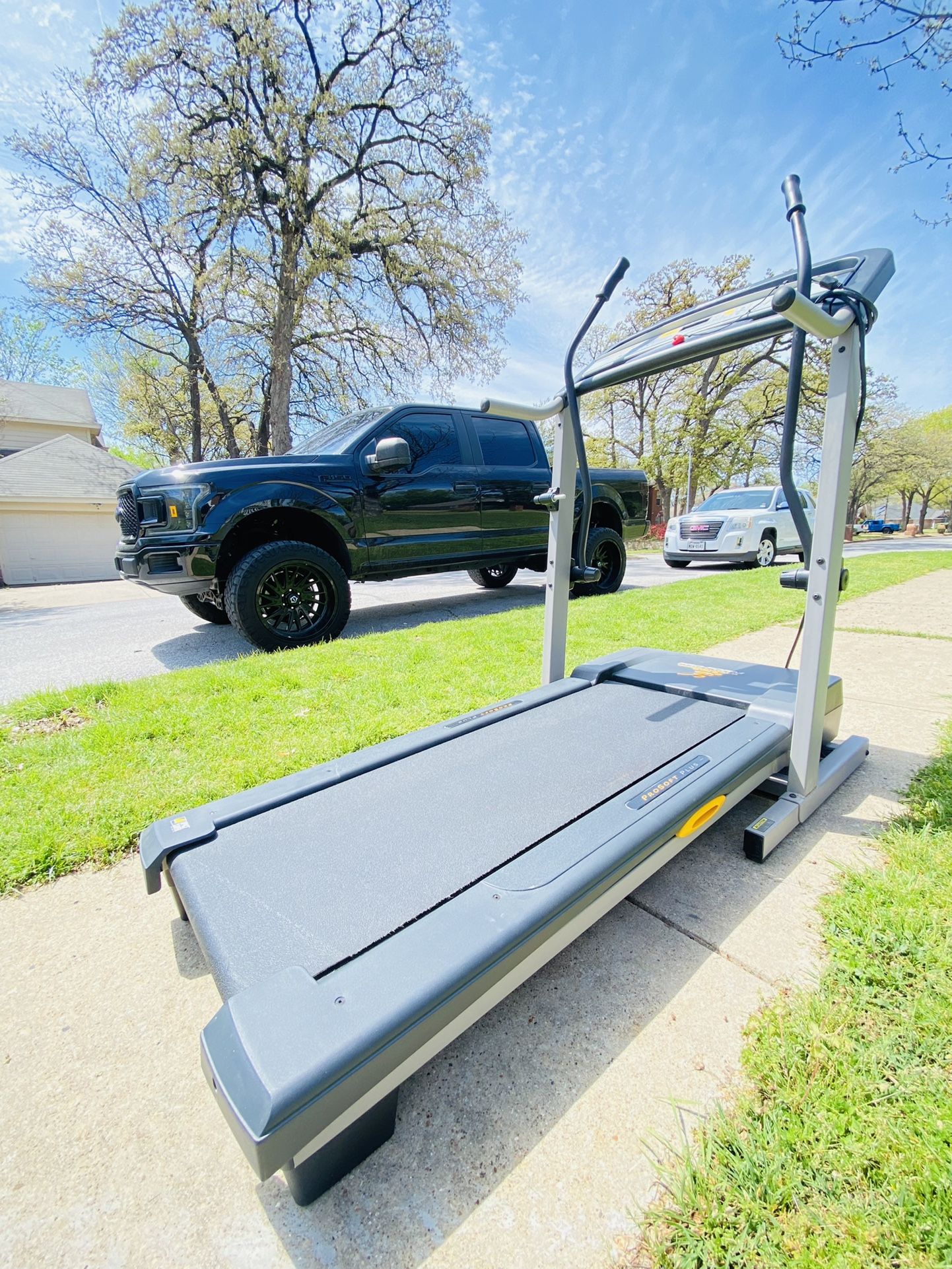 Proform Crosswalk 375e Treadmill With Incline for Sale in Arlington TX OfferUp