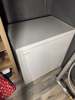 Hisense 7-cu ft Chest Freezer ( White ) 