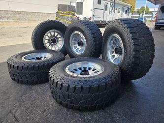 17" LOCK Yosemite w/ 35" Mickey Thompson tires