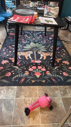 Black tropical print rug 5x7