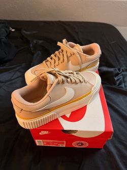 Nike Court Legacy Lift (size 8.5)