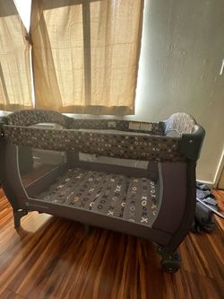 Baby trend ,color gris