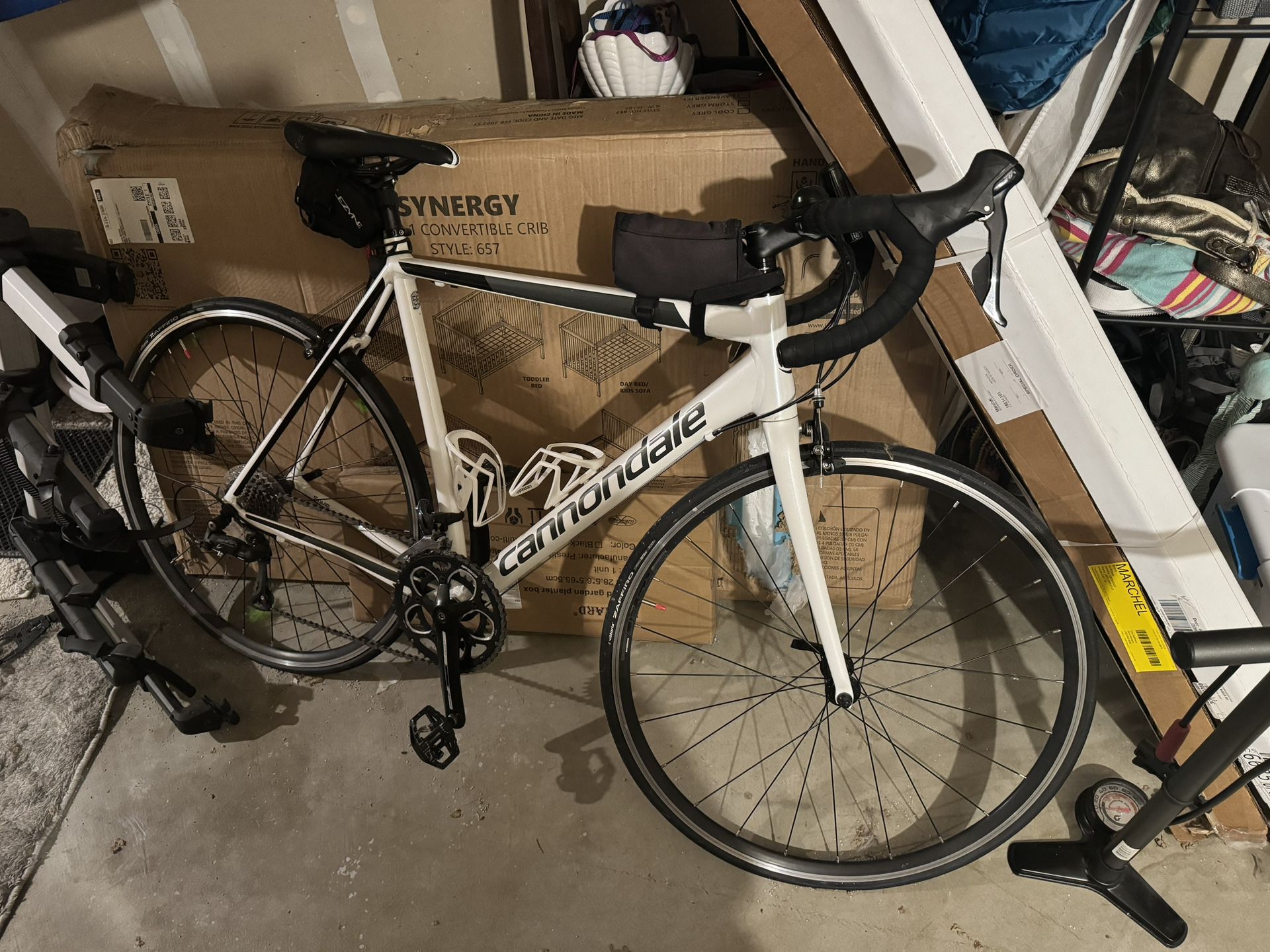 Cannondale Road Bike 56 Cm With Pump And Thule 2 Bike Trunk Rack