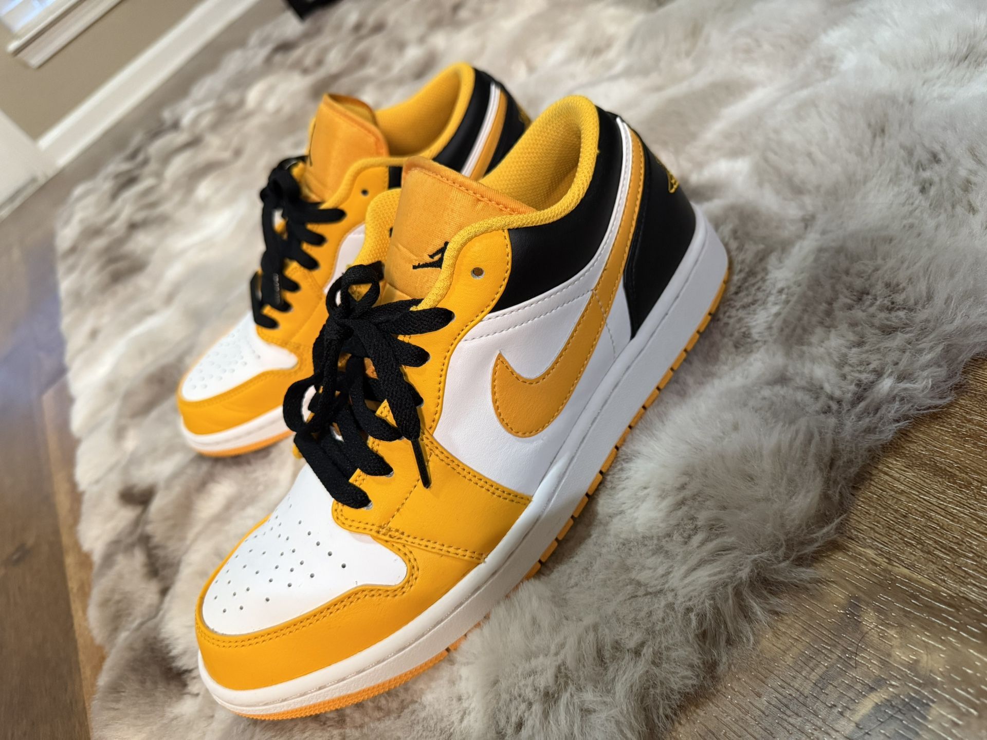 Jordan 1 Low taxi BRAND NEW CONDITION