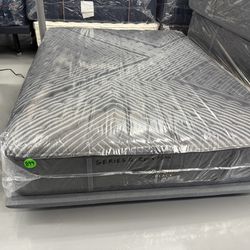 QUEEN SIZE SIMMONS BEAUTYREST BLACK SERIES 1 (EXTRA-FIRM) MATTRESS & BOX SPRING BED SET