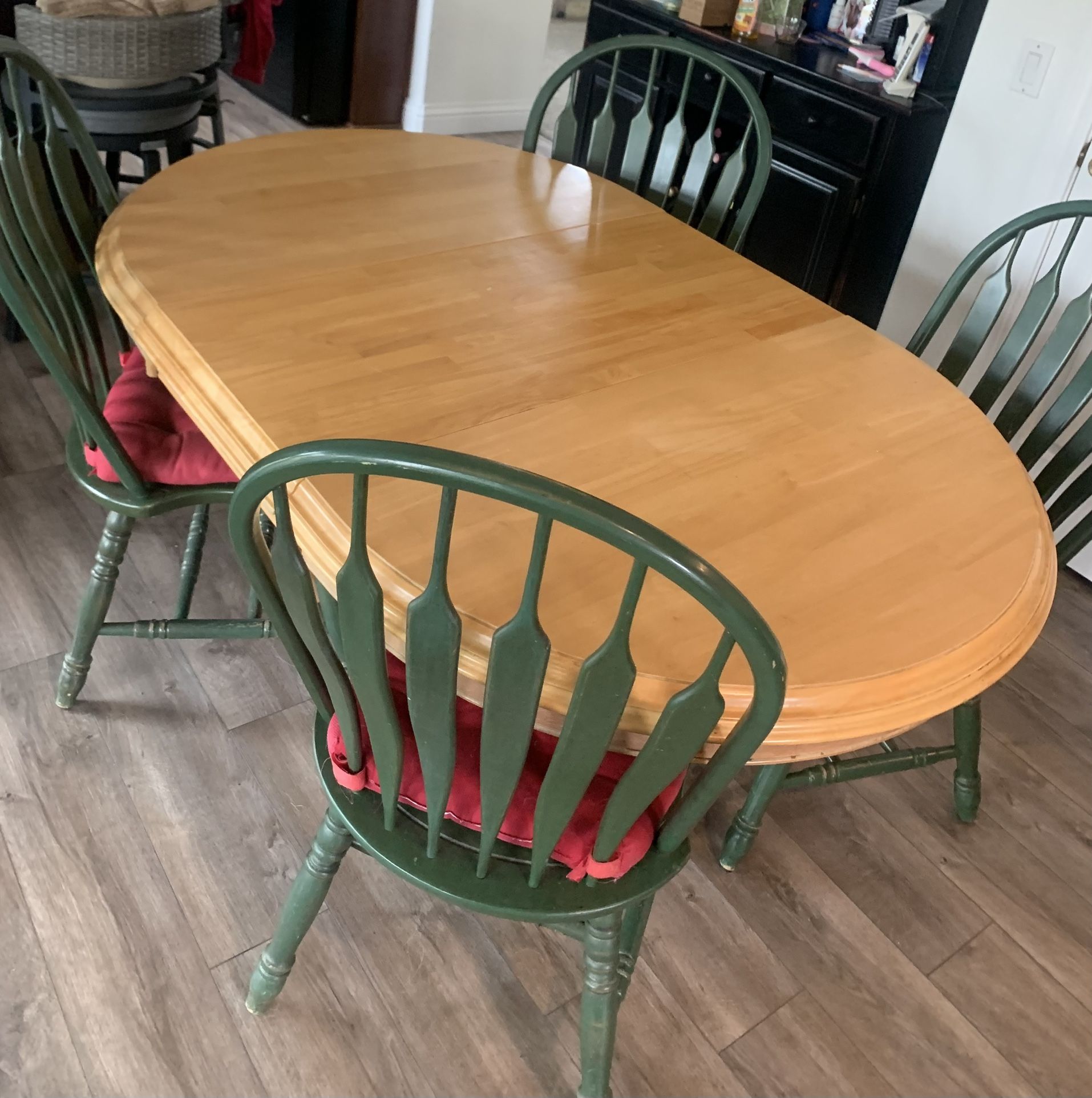 Beautiful Dining Room Table With Leaf & 4 Chairs