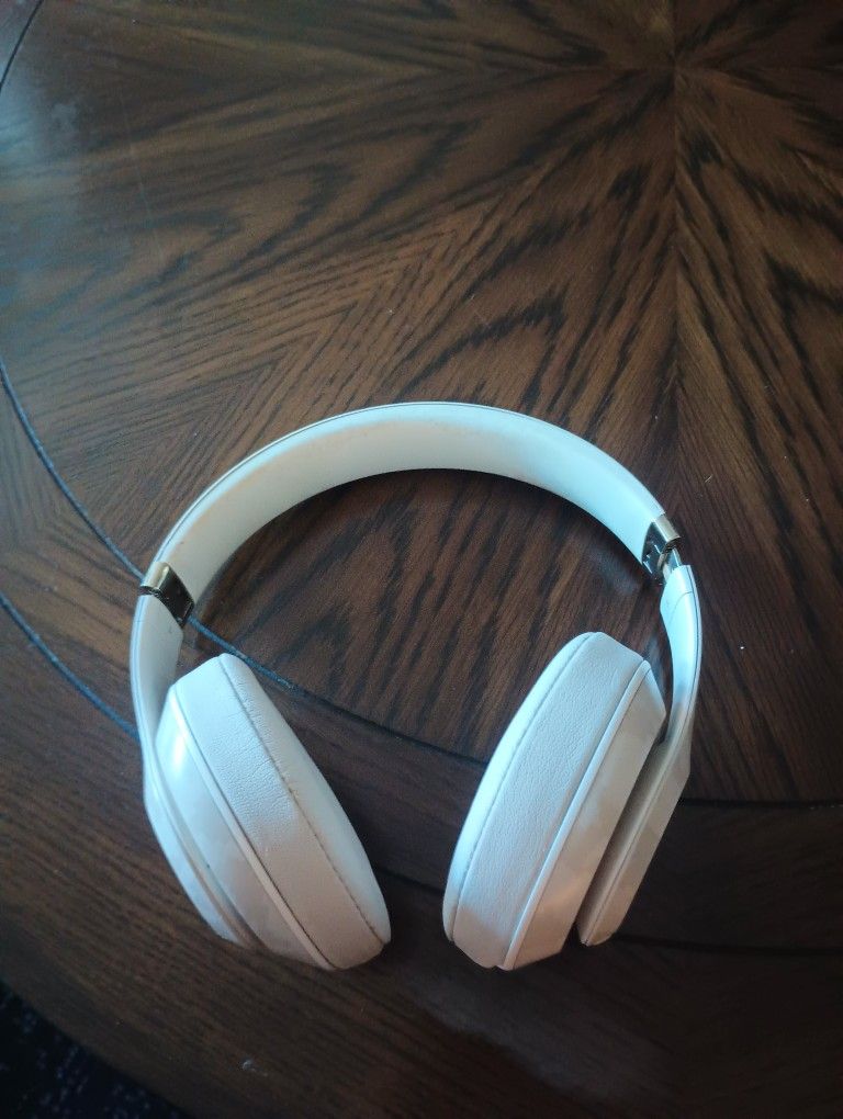 2 PAIRS OF BEAT WIRELESS STUDIO 3 HEADPHONES SLIGHTLY USED IN EXCELLENT CONDITION 