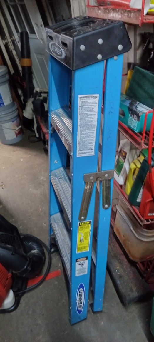 Aluminum 4 Ft 250 Lb Step Ladder