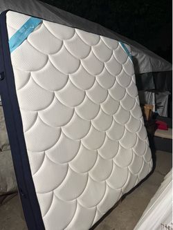 Almost new condition king  mattress brand Dream Cloud good condition good quality is clean 🌺