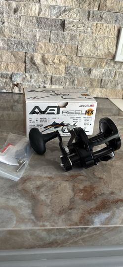 High-quality Avet Reel MXL 6/4 MC fishing reel. Reel is black. It is a right-hand model. It is a single speed reel. Reel comes with original box.