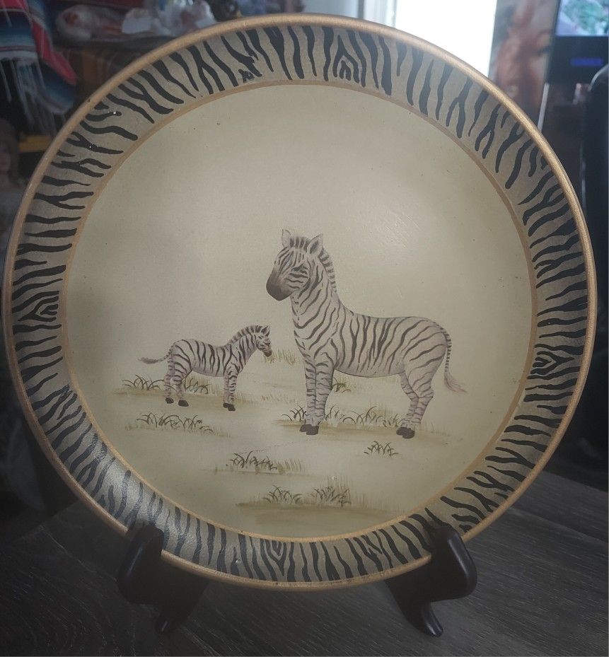 Decorating plate.
Beautiful. Does not.
Come with stand.