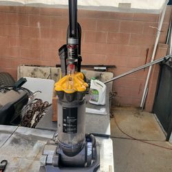 Dyson DC33 Upright Vacuum Cleaner Yellow Multi Floor Bagless 