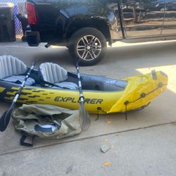 K2   EXPLORER iNFLATABLE  KAYAK With 2 Aluminum Oars  And Pump