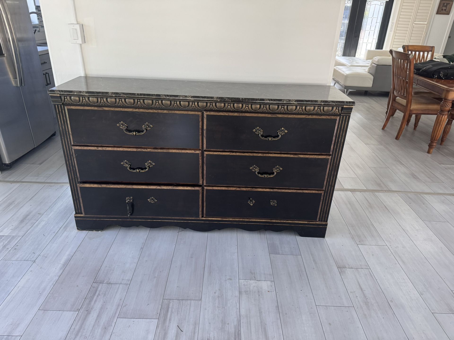 Dresser