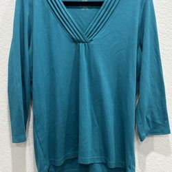 L.L.Bean women's 3/4-sleeve V-neck pintuck top in a teal or turquoise color, size Medium Regular (M-REG). 