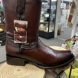 Nuevas botas de piel color vino